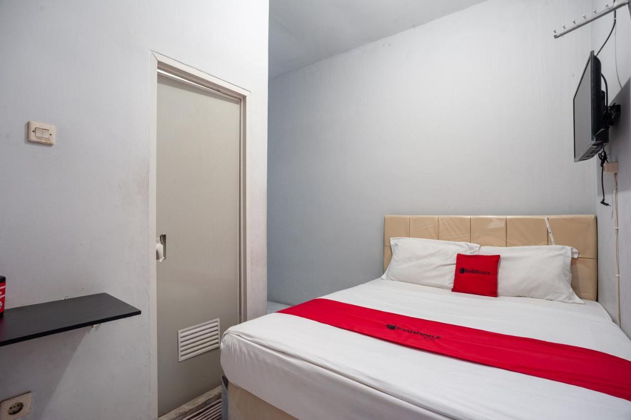 Hotel Reddoorz Near Margonda Raya Depok Esterno foto
