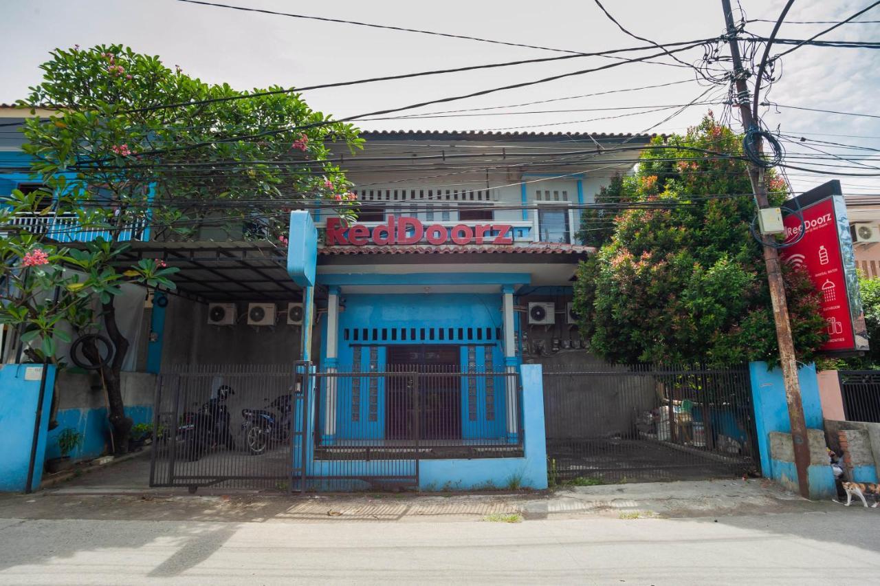 Hotel Reddoorz Near Margonda Raya Depok Esterno foto