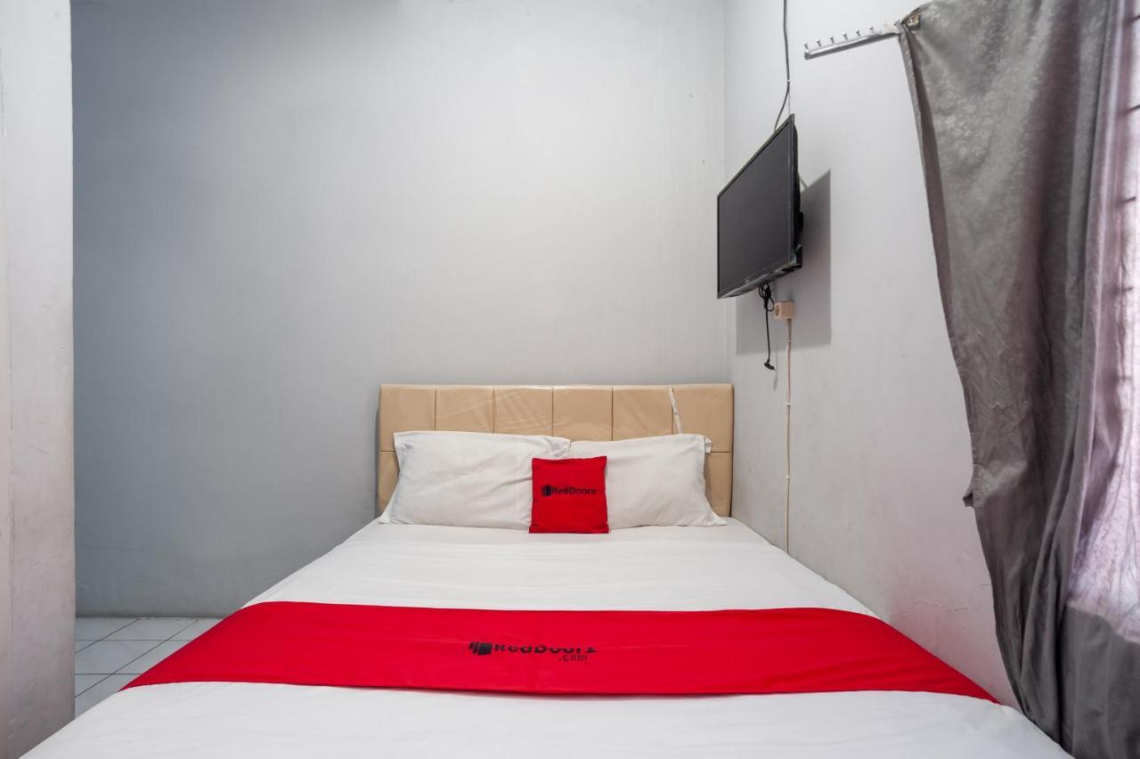 Hotel Reddoorz Near Margonda Raya Depok Esterno foto
