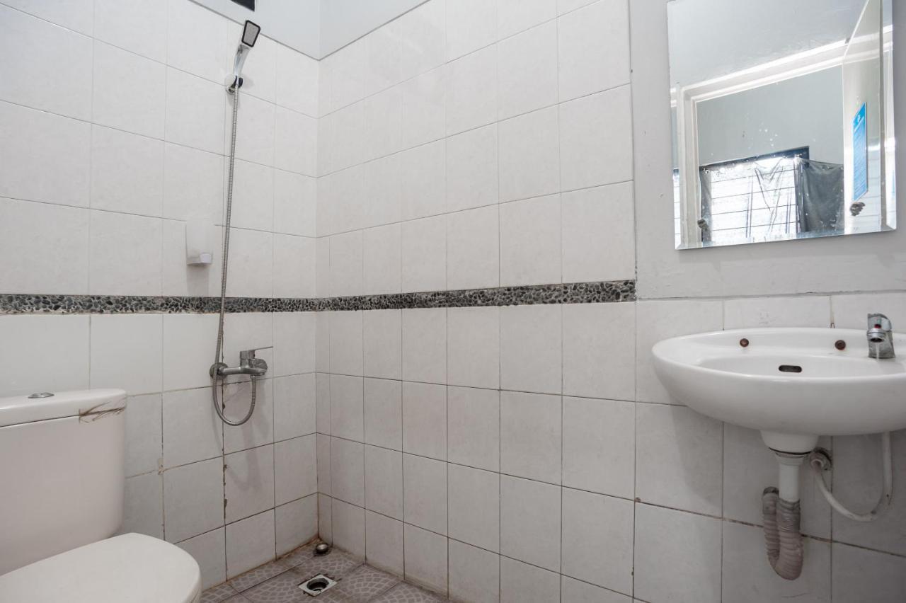 Hotel Reddoorz Near Margonda Raya Depok Esterno foto