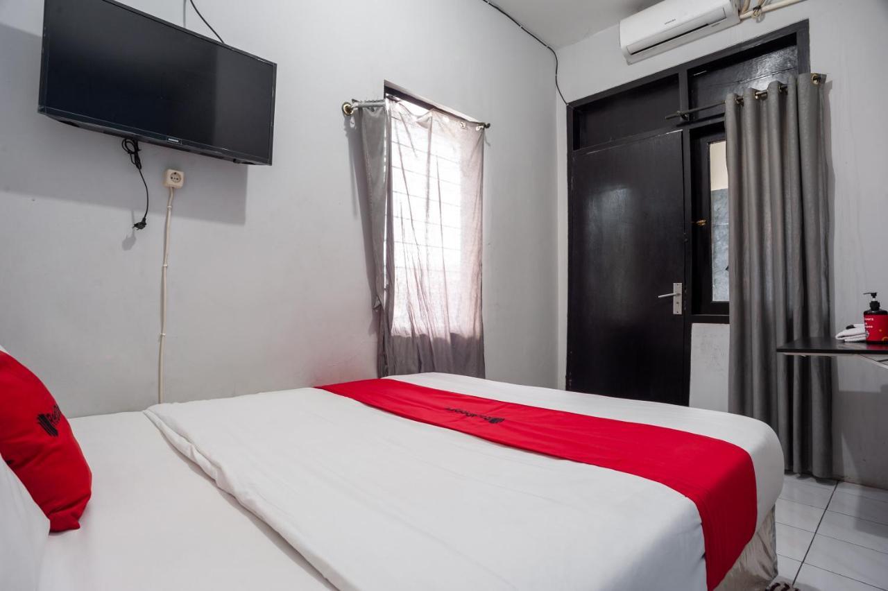Hotel Reddoorz Near Margonda Raya Depok Esterno foto