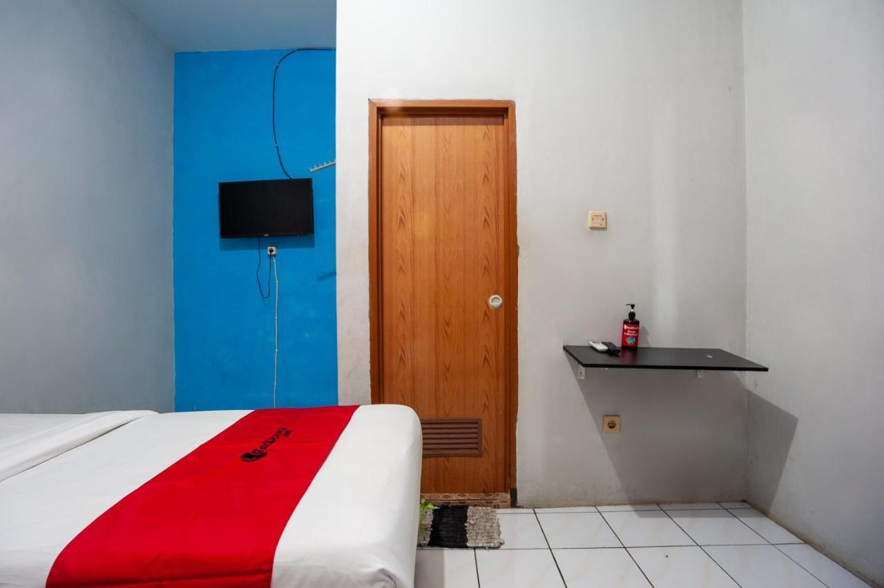 Hotel Reddoorz Near Margonda Raya Depok Esterno foto