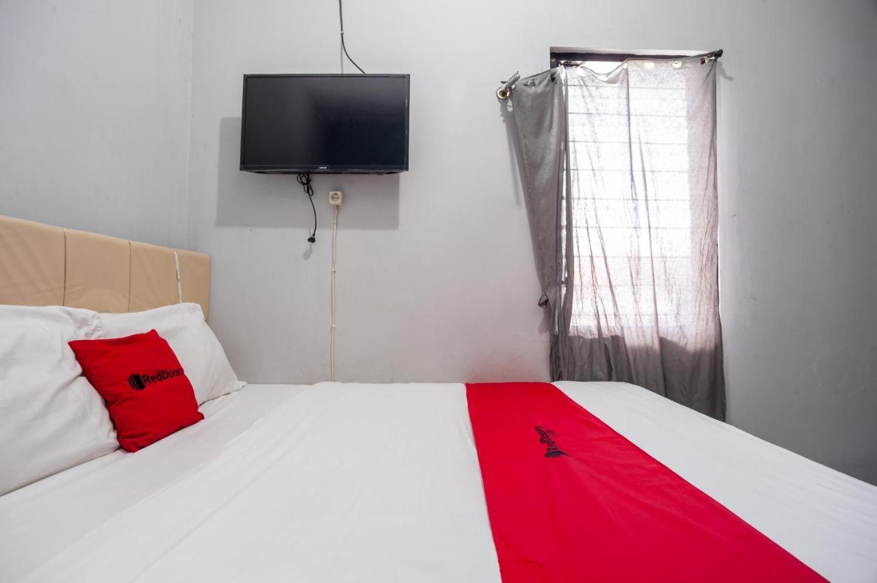 Hotel Reddoorz Near Margonda Raya Depok Esterno foto