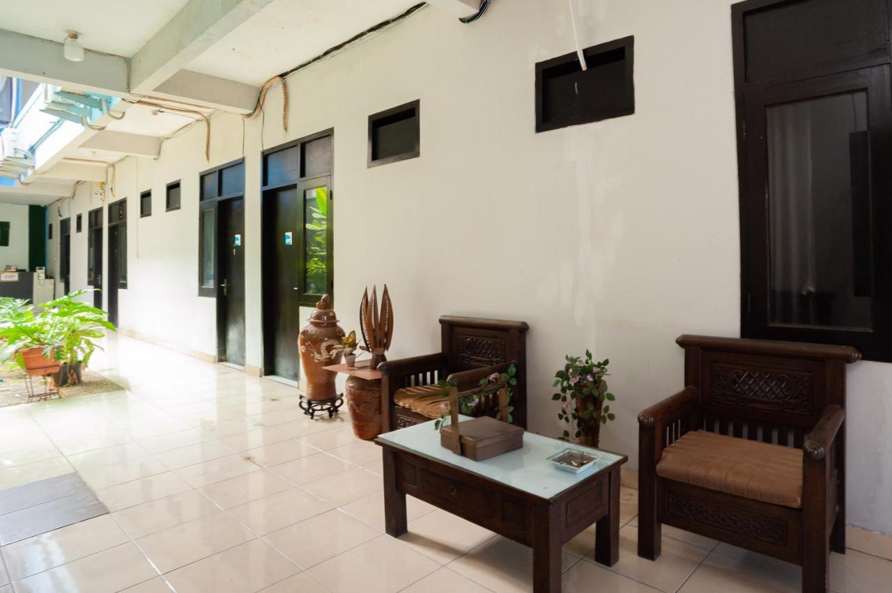 Hotel Reddoorz Near Margonda Raya Depok Esterno foto