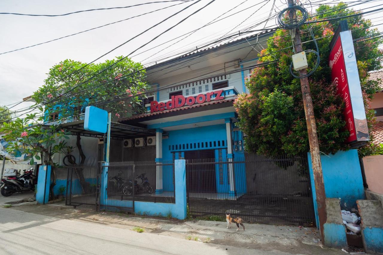 Hotel Reddoorz Near Margonda Raya Depok Esterno foto