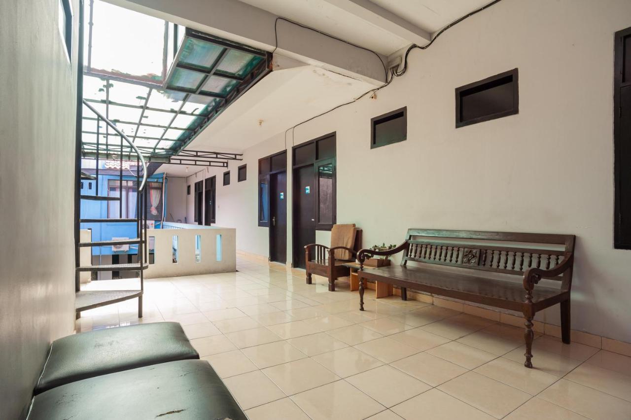 Hotel Reddoorz Near Margonda Raya Depok Esterno foto